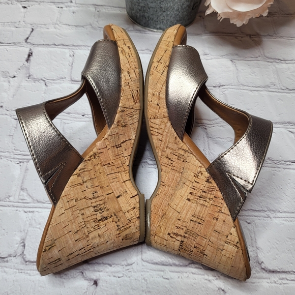 Eurosoft by Sofft Wedge Sandal with Cork Heel and Metallic Upper Size 7 - Picture 8 of 15
